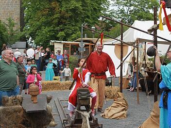 Beim Gaudium galt es, mit der Lanze nach Ringen zu stechen (oben). Sichtlichen Spaß am Üben mit der Streitaxt hatten Jannik und Bennet (links). Fündig wurde auf dem Markt, wem noch ein mittelalterliches Ausrüstungsstück fehlte (rechts). Fotos: Katharina Becht