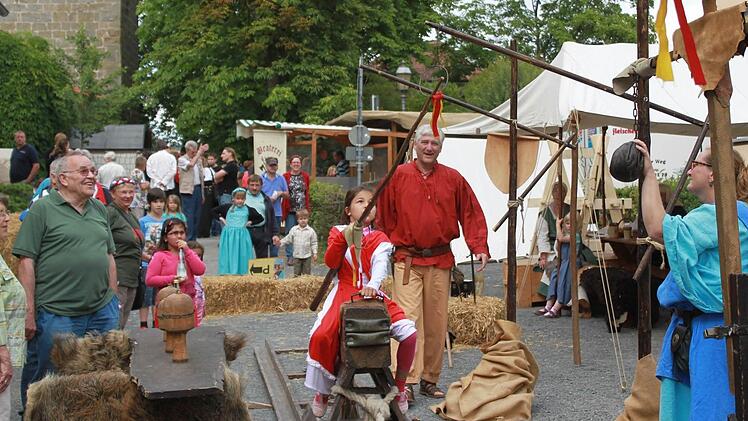Beim Gaudium galt es, mit der Lanze nach Ringen zu stechen (oben). Sichtlichen Spaß am Üben mit der Streitaxt hatten Jannik und Bennet (links). Fündig wurde auf dem Markt, wem noch ein mittelalterliches Ausrüstungsstück fehlte (rechts). Fotos: Katharina Becht