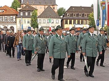 Jetzt geht's los: Festlich gekleidet marschieren die Schützen der Königlich Privilegierten Scharfschützengesellschaft vom Rathaus zum Schützenanger.