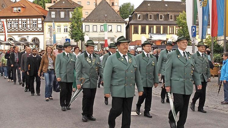 Jetzt geht's los: Festlich gekleidet marschieren die Schützen der Königlich Privilegierten Scharfschützengesellschaft vom Rathaus zum Schützenanger.