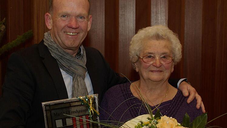 Der 88-jährigen Elsa Hammelmann dankte Bürgermeister Karlheinz Kickuth mit dem Glaswappenteller des Marktes für ihr ehrenamtliches Engagement bei den Elfershausener Senioren. Foto: Winfried Ehling