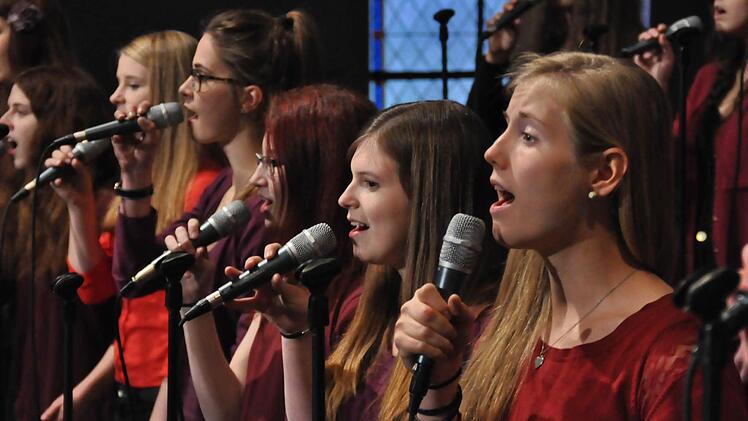 Der Jugend-Gospelchor PraiSing geht einen besonderen Weg, Gospelmusik zu machen. Mit einer perfekt ausgearbeiteten "Modern Gospel Performance" wollen sie bei ihrem Konzert im Regentenbau am 18. April die Zuschauer begeistern. Fotos: Peter Klopf