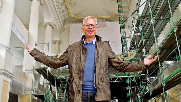 Coburgs Kirchenmusikdirektor Peter Stenglein freut sich auf die generalsanierte Morizkirche. Auch wenn die ersten Aufführungen zwischen Oktober und Januar noch unter dem Etikett "Baustellenkonzert" veranstaltet werden: Der Rest des Gerüstes im Hintergrund wird dann verschwunden sein. Foto: Jochen Berger