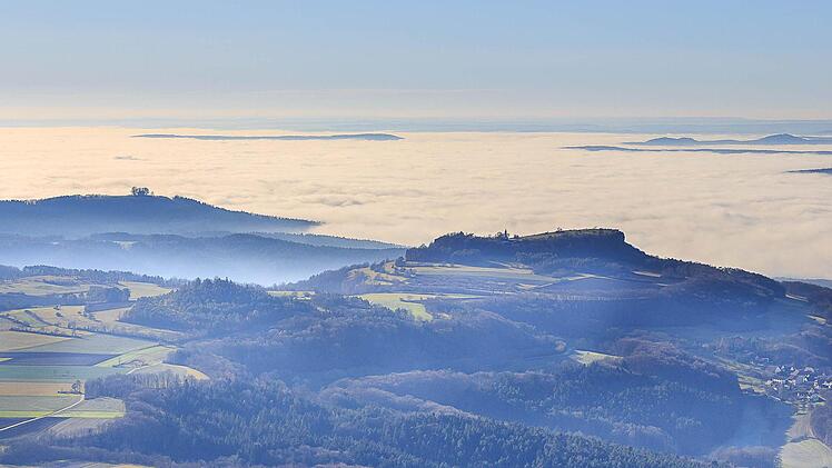 Veitsberg und Staffelberg ragen aus dem Nebelmeer, das hier offensichtlich das Maintal geflutet hat - so ähnlich muss es hier auch zu Zeiten des Jurameeres vor vielen Millionen Jahren ausgesehen haben. Foto: Ingo Bäuerlein