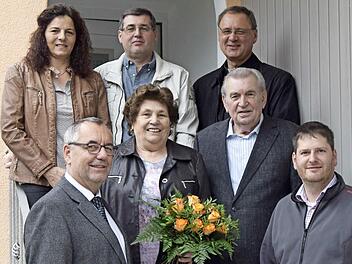Glückwünsche zur diamantenen Hochzeit (von links, hintere Reihe): Renate und Wolfgang Schramm, Pfarrer Georg Birkel, (vordere Reihe): Bürgermeister Jürgen Kohmann, Anna und Georg Schramm und Stadtrat Christian Ziegler Foto: Andreas Welz