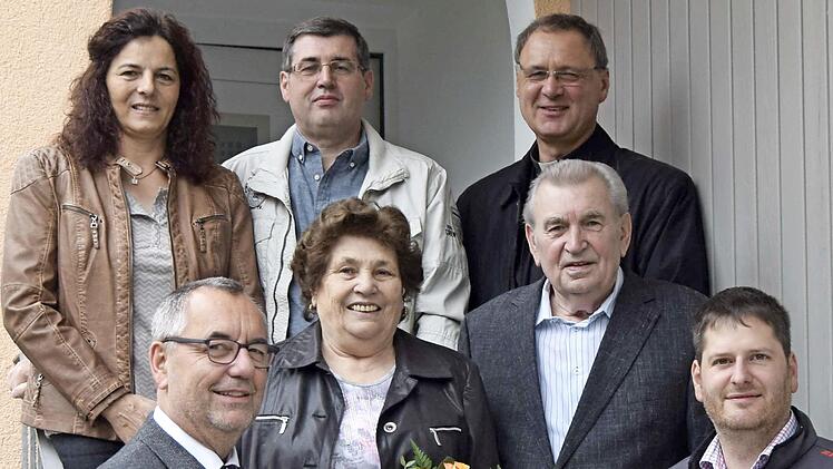 Glückwünsche zur diamantenen Hochzeit (von links, hintere Reihe): Renate und Wolfgang Schramm, Pfarrer Georg Birkel, (vordere Reihe): Bürgermeister Jürgen Kohmann, Anna und Georg Schramm und Stadtrat Christian Ziegler Foto: Andreas Welz