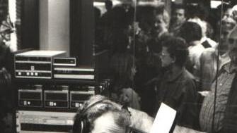 Radio Plassenburg  hatte in den 80ern ein Außenstudio in einem Modegeschäft in der Ladenpassage  Webergasse  - hier zu sehen mit dem damaligen  Studioleiter Herrmann Hohenberger. Foto: Radio Plassenburg / Archiv