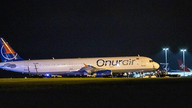 Am N&uuml;rnberger Flughafen hat sich am Montagnachmittag ein Zwischenfall ereignet: Ein Flugzeug ist von der Landebahn abgekommen. Foto: Andreas Eberlein/dpa