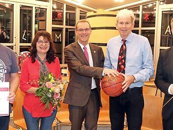 Die Geehrten Roland Weinkamm (links) und Michael Saffer (rechts) mit den lokalen Protagonisten, Bettina Bäumert und Bertram Wagner, sowie Bürgermeister Wolfgang Desel (Mitte) beim Neujahrsempfang der Gemeinde Strullendorf Foto: Katja Wagner
