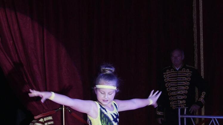 Impressionen rund um die Premiere des "Circus Henry" in Dörfles-Esbach (Landkreis Coburg). Dort gastiert der Zirkus noch bis Anfang Oktober - mit Vorstellungen jeden Samstag und Sonntag. - Foto: Manja von Nida