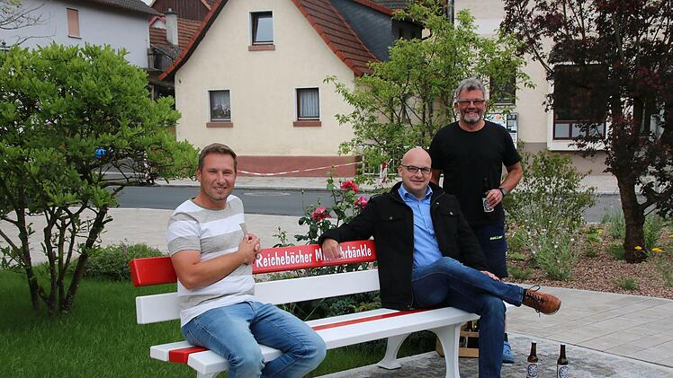 Ortsreferent Fabian Nöth, Bürgermeister Michael Kastl und Nachbar Heinz Müller weihen de neue Mitfahrbank ein.
