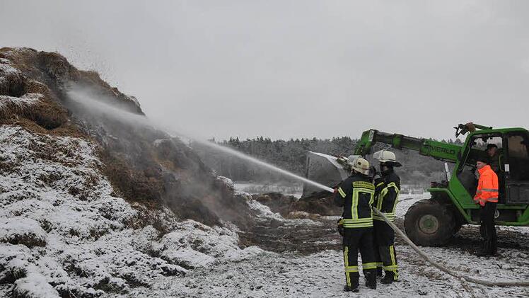 Ein Schwelbrand in Herzogenaurach in Höhe Galgenhof. Foto: Roland Meister