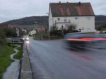 Der Bachlauf (links) soll verrohrt werden. Dann ist Platz für einen Gehsteig, der über dem Flussbett errichtet werden kann. "Dies ist aber kein Ersatz für Tempo 30", betont Bürgermeister Gerhard Amon (CSU). Foto: Josef Hofbauer