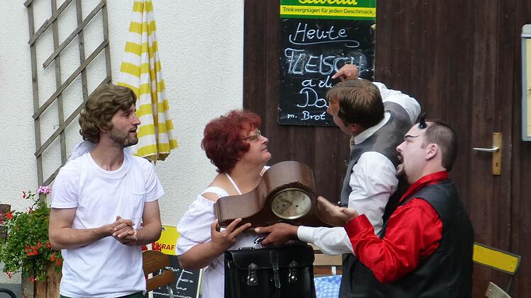 Mit himmlisch-höllischen Einflüsterungen versuchten Sam (Christian Ziegler, rechts) und Angelo (Michael Then, links) im Kampf um Mechthilds (Anne Mantel) Seele, Gerichtsvollzieher Egbert (Udo Busch) zu beeinflussen. Foto: Christian Ziegler