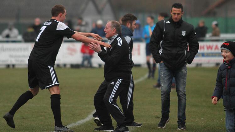 : Großer Jubel beim Sander Führungstor zum 2:1 von Andre Karmann und Spielleiter Barfuß (von links)