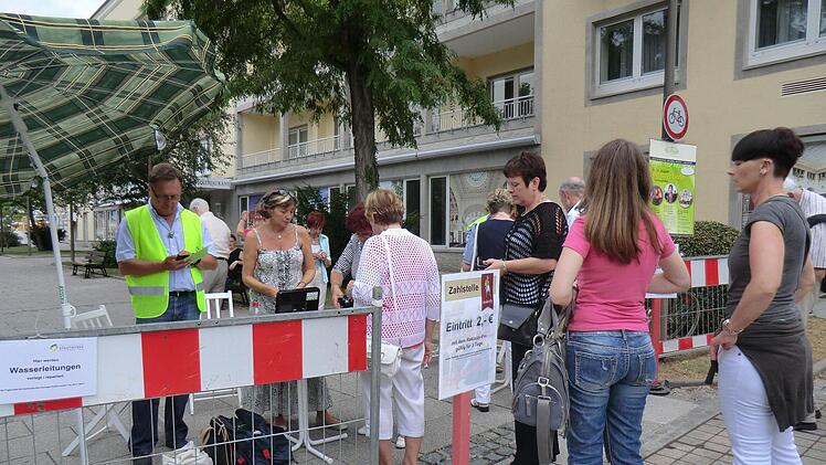 Auch eine Aufgabe der Vereine: Der Verkauf von Anstecknadeln beim Rakoczyfest  Foto: Paul Ziegler/Archiv