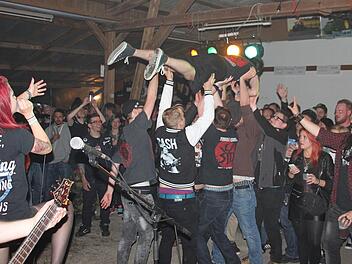 Sängerin Nathalie Dombrowski von der Kapelle "Cycoside" schrie sich die Seele aus dem Leib, und die Stagediver wurden von den Fans auf Händen getragen. Foto: Stephan Stöckel