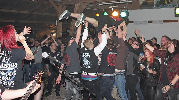 Sängerin Nathalie Dombrowski von der Kapelle "Cycoside" schrie sich die Seele aus dem Leib, und die Stagediver wurden von den Fans auf Händen getragen. Foto: Stephan Stöckel