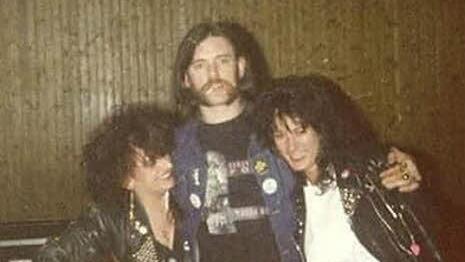 Lemmy Kilmister hat in Neunkirchen zwei weibliche Fans in seineen Armen.  Fotos: dpa/privat