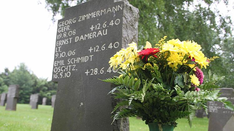 Zu Jahrestagen lassen die Hinterbliebenen an den Gräbern Blumen niederlegen. Foto: Paul Ziegler
