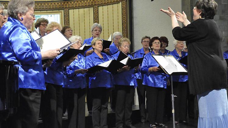 Mit den sonoren Stimmen in Alt, Sopran, Mezzosopran interpretierte der Frauenchor des Garitzer Gesangvereines die Lieder. Foto: Peter Klopf