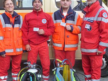 Freude über zwei neue Rettungstaucher:  Jennifer Weber (stellvertretende Vorsitzende Wasserwacht OG Bad Kissingen), Alexander Reiher, Philipp Bohatsch und Bernhard Bohatsch (Technischer Leiter Wasserwacht OG Bad Kissingen). Foto: Monika Bohatsch