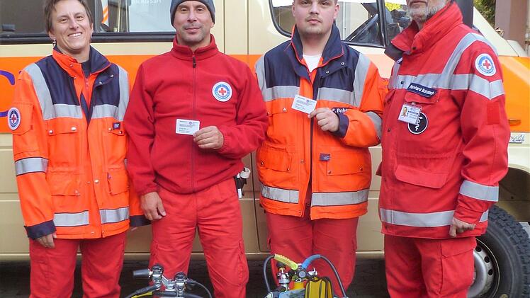 Freude über zwei neue Rettungstaucher:  Jennifer Weber (stellvertretende Vorsitzende Wasserwacht OG Bad Kissingen), Alexander Reiher, Philipp Bohatsch und Bernhard Bohatsch (Technischer Leiter Wasserwacht OG Bad Kissingen). Foto: Monika Bohatsch