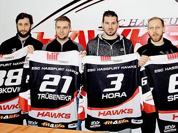 Noch vor der Sommerpause haben Michal Babkovic, Jan Trübenekr, Daniel Hora und Jakub Sramek (v. l.) ihre Verträge für die Saison 2018/19 verlängert. Dem Landesligisten ESC Haßfurt bleiben damit 280 Pflichtspiel-Scorerpunkte erhalten. Es freuen sich Trainer Martin Reichert (l.) und Sportvorstand Andreas Kurz (r.). Fotos: rn