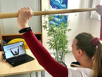 Sandra Meusel gibt hier einem Patienten über Skype Tipps zum Erhalt der Beweglichkeit der oberen Extremität. Foto: Anne-Sophie Reichert