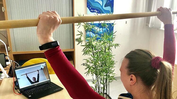 Sandra Meusel gibt hier einem Patienten über Skype Tipps zum Erhalt der Beweglichkeit der oberen Extremität. Foto: Anne-Sophie Reichert