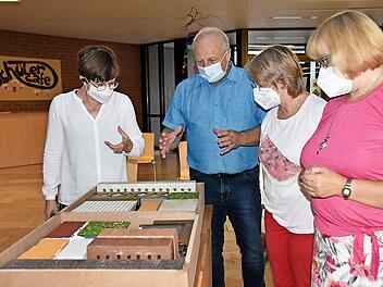 Architektin Kristina Bornschl&ouml;gl (links) erkl&auml;rte den Gemeinder&auml;ten (weiter nach rechts) J&uuml;rgen Karg (SPD), Brigitte Lauterbach (ABL) und Hannelore Lindner (FW) die unterschiedlichen Materialien der Turnsaalsanierung.