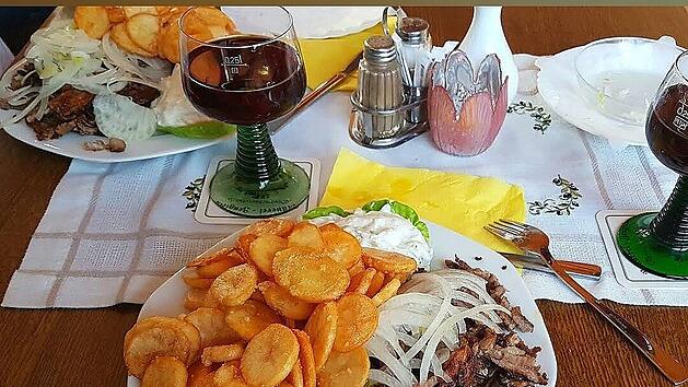 Hier kannst du griechische Klassiker, wie Bifteki, Souvlaki oder Gyros genießen. Aber auch deutsche Schnitzel-Klassiker oder Pizza findest du in der Speisekarte.