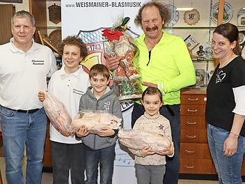 Freudestrahlende Hauptgewinner (von links): Blasmusikvorsitzender J&uuml;rgen Bauer, die jungen Gans-Gewinner Leon Eitzenberger, Sebastian H&uuml;mmer und Johanna Schmitt, der Schokoladen-Nikolaus-Gewinner Alfred Herold und Zweite Vorsitzende Bianka B&auml;hr.