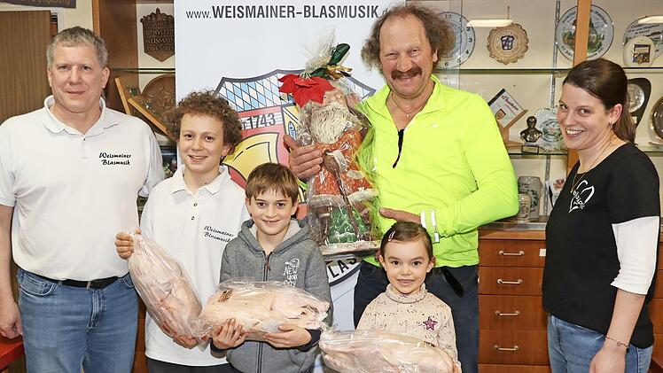 Freudestrahlende Hauptgewinner (von links): Blasmusikvorsitzender J&uuml;rgen Bauer, die jungen Gans-Gewinner Leon Eitzenberger, Sebastian H&uuml;mmer und Johanna Schmitt, der Schokoladen-Nikolaus-Gewinner Alfred Herold und Zweite Vorsitzende Bianka B&auml;hr.