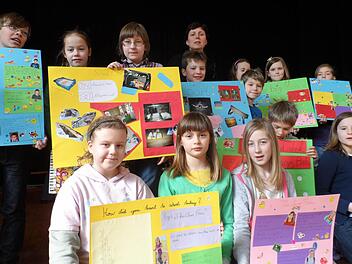 Schülerinnen und Schüler der Garitzer Henneberg-Grundschule mit Plakaten, die sie in englischer Sprache zusammengestellt haben. Darauf spiegeln sie ihre Sichtweise englischen Lebens und lernen durch Brieffreunde, dieses Wissen zu personalisieren. Foto: Henneberg-Grundschule