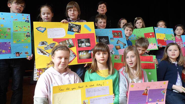Schülerinnen und Schüler der Garitzer Henneberg-Grundschule mit Plakaten, die sie in englischer Sprache zusammengestellt haben. Darauf spiegeln sie ihre Sichtweise englischen Lebens und lernen durch Brieffreunde, dieses Wissen zu personalisieren. Foto: Henneberg-Grundschule