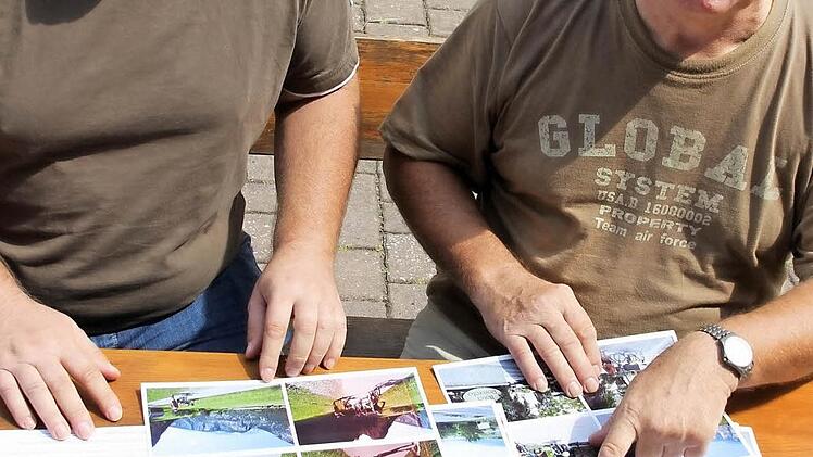 Hier ist der Beweis: Weizen aus Weltenburg, getrunken mit den in Weinbergen von Südtirol. Roland und Toni Welsch bei der Bilderschau nach der Heimkehr. Foto: Ralf Kestel