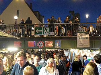 Grüne Schilder wie hier an der Markusbrücke weisen seit einigen Jahren auf die Fluchtwege bei der Sandkirchweih hin. Um das Fest auch 2015 zu ermöglichen, sollen die Sicherheitsvorkehrungen noch einmal deutlich erhöht werden.  Foto: Ronald Rinklef