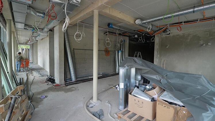 Noch hängen die Kabel von der Decke: Elektriker und Lüftungstechniker haben im Eingangsbereich noch viel zu tun.