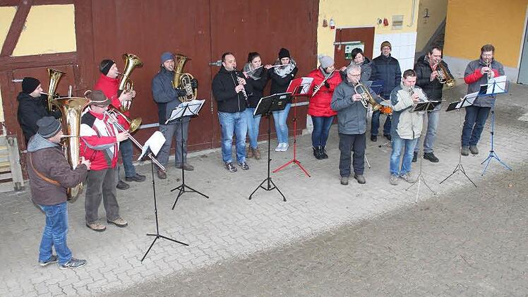 Bei Regen stellten sich auch die Uetzinger Musiker am Silvestertag unter ein schützendes Scheunendaches. Foto: Gerd Klemenz