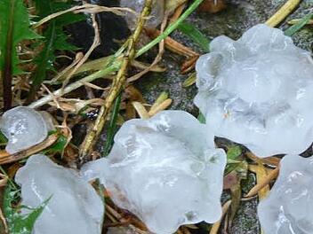 In Ansbach haben zwei Eisbrocken einen Audi getroffen und besch&auml;digt. Symbolfoto: Archiv/Manfred Wagner