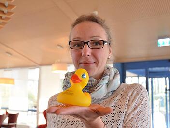 Stine Michel zeigt eine der Badeenten, die Besucher des verkaufsoffenen Sonntags in Coburg in den Geschäften suchen sollen. Fotos: Rainer Lutz
