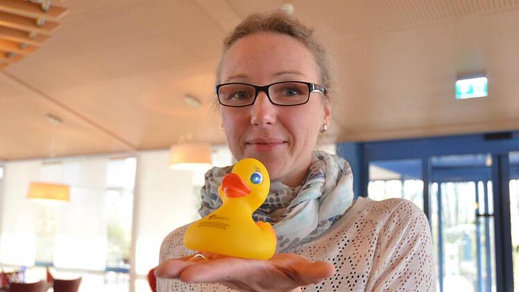 Stine Michel zeigt eine der Badeenten, die Besucher des verkaufsoffenen Sonntags in Coburg in den Geschäften suchen sollen. Fotos: Rainer Lutz