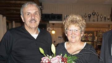 Bürgermeister Gerd Kleinhenz dankte Walter Kömpel (links) für seinen umfassenden Einsatz als Ortschronist von Wildflecken. Ein Dankeschön ging an auch an Ehefrau Karin Kömpel (mitte).  Fotos: Marion Eckert