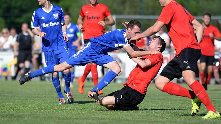 Christopher Wohlfahrt stolpert über den Kanzer Niklas Naulay. Foto: Peter Mularczyk
