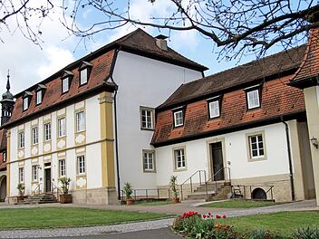 Das Verwaltungsgebäude der VG Ebelsbach im Schloss Gleisenau ist bisher nur über zwei Eingänge mit Treppen erreichbar. Der Gemeinderat beschloss eine Lösung für einen barrierefreien Zugang.  Foto: Günther Geiling