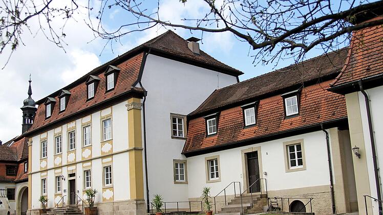 Das Verwaltungsgebäude der VG Ebelsbach im Schloss Gleisenau ist bisher nur über zwei Eingänge mit Treppen erreichbar. Der Gemeinderat beschloss eine Lösung für einen barrierefreien Zugang.  Foto: Günther Geiling