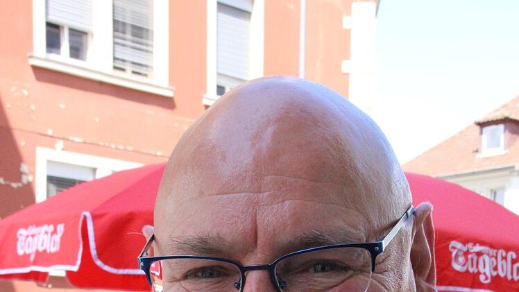 Tageblatt-Werber Dieter Eckardt: "Unser  gemeinsames Hoffest ist schon etwas Besonderes: Ich bin umzingelt von HSC-Fans! Bei unserem Tageblatt-Gewinnspiel ist der erste Preis eine HSC-Dauerkarte für die nächste Saison. Ach, das Tageblatt und der HSC 2000 passen sowieso gut zusammen. Für beide gilt das Motto: immer vorne dabei! Außerdem sind beide - naja, der HSC zumindest gefühlt - erstklassig! Und auch wenn wir schon bald  mit einem speziellen Abo-Angebot zur Fußball-Weltmeisterschaft werben...