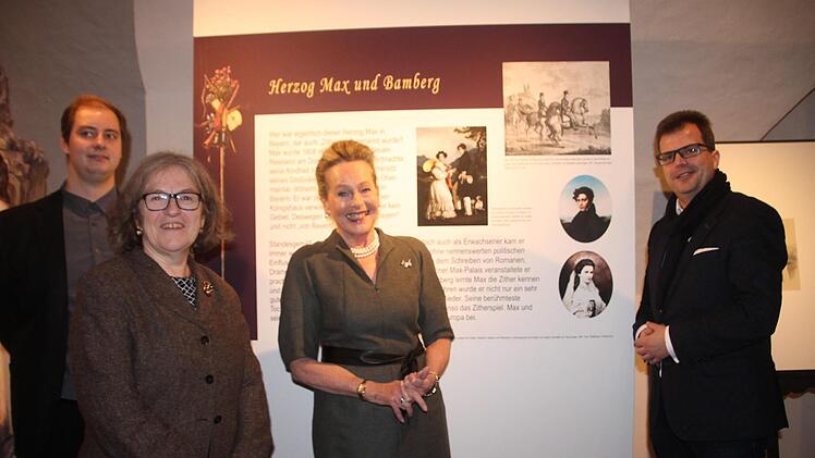 Vor der Schautafel "Herzog Max und Bamberg" (von links):  Ausstellungskurator Maik Schaarschmidt, Museumschefin   Regina Hanemann, Herzogin Elisabeth in Bayern und Kulturbürgermeister  Christian Lange