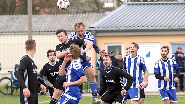 Nicht nur in dieser Szene sprangen die Kicker des TSV Unterlauter (blau-weiße Trikots) in der Kreisklasse 1 beim 2:0-Sieg gegen den SV Meilschnitz ein Stück höher.  Foto: Timo Geldner